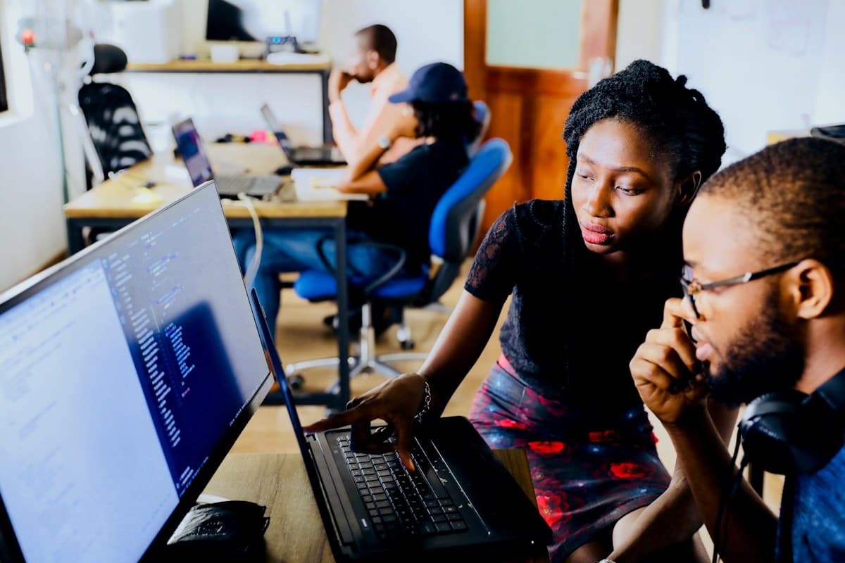 Équipe africaine professionnelle travaillant ensemble